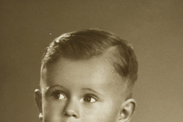 [Niñito rubio con el torso desnudo]