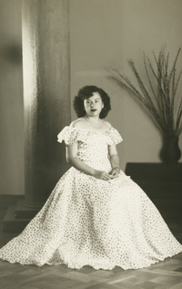 [Mujer joven de vestido largo]