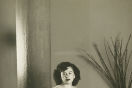 [Mujer joven de vestido largo]