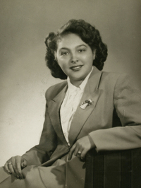 [Mujer joven posando sentada]