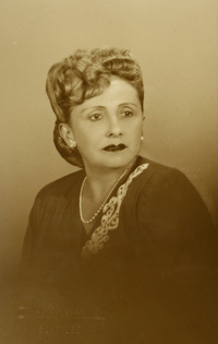 [Señora de pelo rubio ondulado]