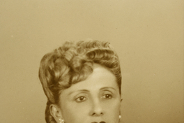 [Señora de pelo rubio ondulado]