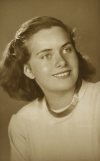 [Mujer joven sonriente]