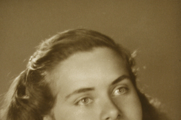 [Mujer joven sonriente]