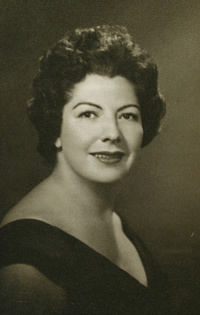 [Mujer de vestido escotado negro]