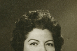 [Mujer de vestido escotado negro]