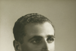 [Hombre rubio de pelo corto, rizado, ojos claros y elegante]