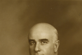 [Hombre semi calvo y canoso vestido con traje oscuro elegante]