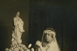 Gabriela Doyere Contreras en el día de su Primera Comunión, hincada frente a la imagen de la virgen