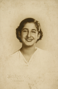 [Mujer joven y risueña]