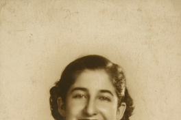 [Mujer joven y risueña]