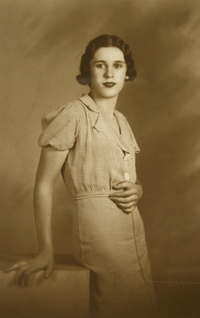 [Mujer joven vestida con una solera a cuadros, entallada, con un cinturón de la misma tela]