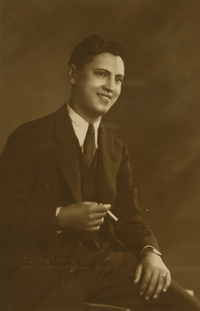 [Hombre joven moreno de pelo corto con terno y chaleco a rayas]