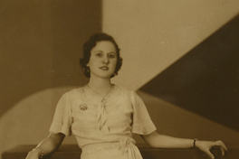 [Mujer posando de pie, con un vestido entallado, amarrado en la cintura]