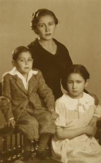 [Mujer con dos hijos pequeños]