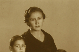 [Mujer con dos hijos pequeños]