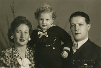 [Madre, hijo y el padre]