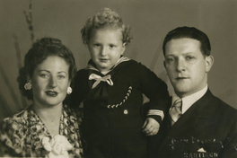 [Madre, hijo y el padre]