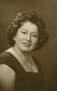 [Mujer adulta sonriente y regordeta]