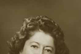 [Mujer adulta sonriente y regordeta]