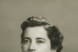 [Mujer de pelo corto, chaleco negro y labios pintados rojos]