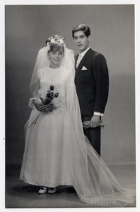 [Joven pareja en el día de su matrimonio religioso en el año 1980]