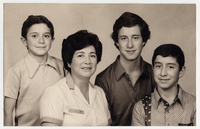 [Madre con sus tres hijos adolescentes]