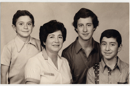 [Madre con sus tres hijos adolescentes]