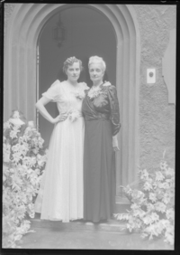 [Mujer vestida de novia con [su madre]