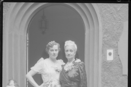 [Mujer vestida de novia con [su madre]