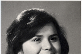 [Muchacha de cara regordeta peinada al lado y sonriente]