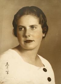 [Mujer joven peinada hacia atrás de rasgos finos y algo regordeta]