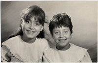 [Dos niñas adolescentes [hermanas] sonrientes]