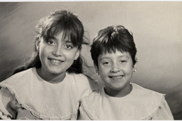 [Dos niñas adolescentes [hermanas] sonrientes]