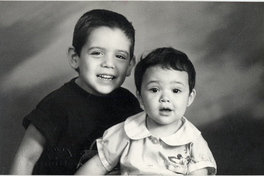 [Dos niños [hermanos] posando alegres y sonrientes]