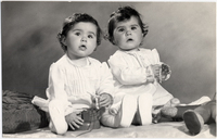 [Dos niñitas [hermanas] ambas vestidas enteras de blanco]