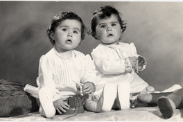 [Dos niñitas [hermanas] ambas vestidas enteras de blanco]