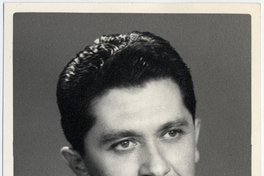 [Hombre adulto vestido de traje color negro y sonriente]