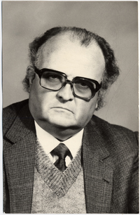 [Hombre de lentes contextura maciza y pelo cano]