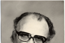 [Hombre de lentes contextura maciza y pelo cano]