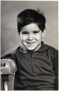 [Niño de unos seis años sonriente]