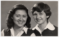 [Dos jovencitas [hermanas] posando con uniforme de colegio]