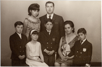 [Familia compuesta por padre, madre y cinco hijos]