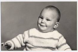 [Bebé gordito y sonriente]