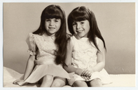 [Dos niñitas [hermanas]