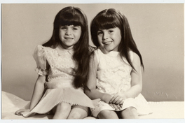 [Dos niñitas [hermanas]