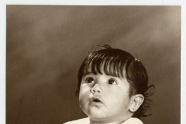 [Bebita sentada con unos juguetes a su alrededor]