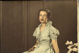 [Mujer joven de pelo corto ondulado con un vestido largo de color verde]