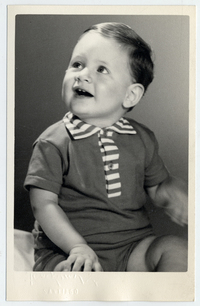 [Bebé sentado y sonriente]