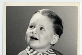 [Bebé sentado y sonriente]